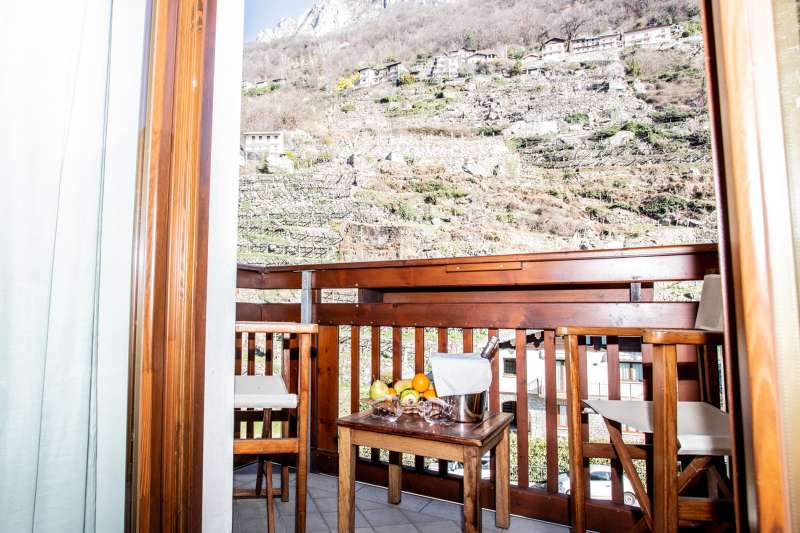 Balcon avec vue sur la montagne