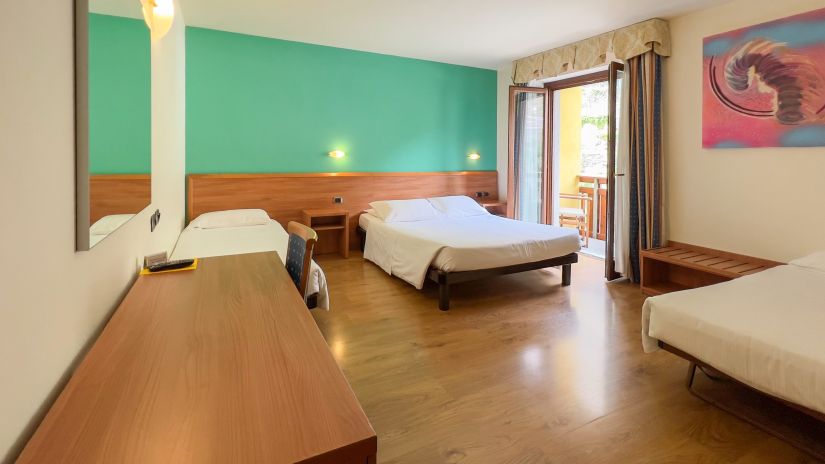 Chambre quadruple avec 1 lit double et 2 lits simples