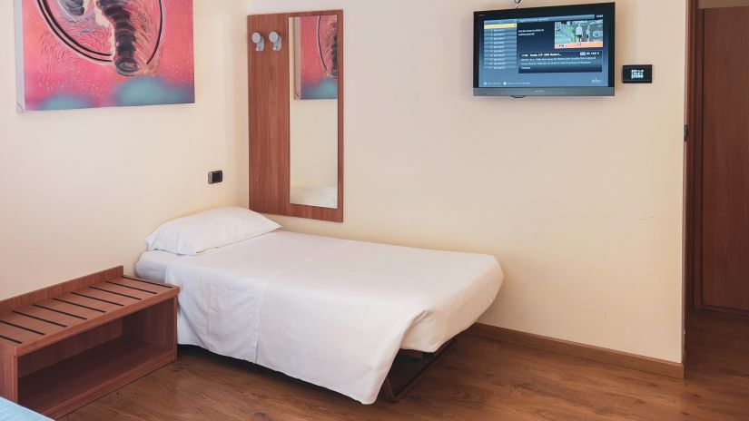 Lit simple de la chambre quadruple