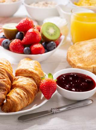 Colazione con prodotti freschi