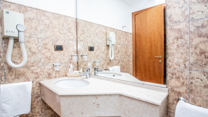 Lavabo de salle de bain avec sèche-cheveux