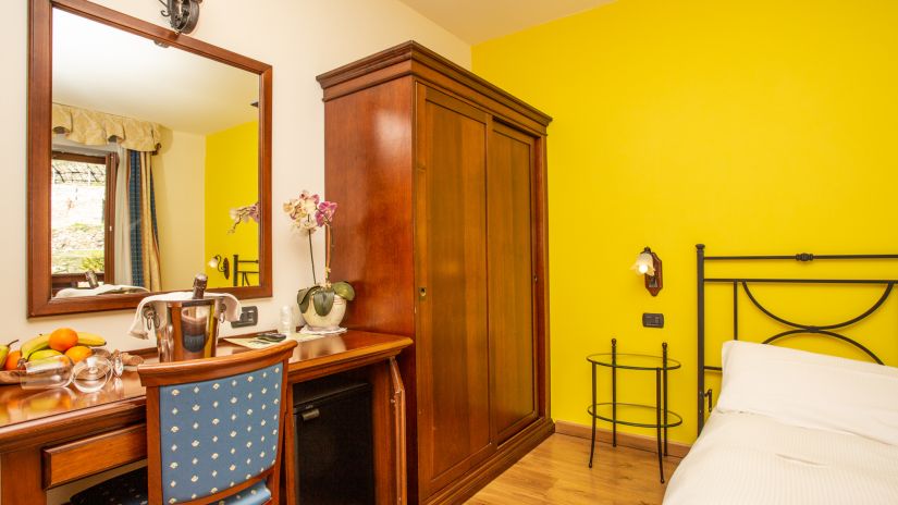 Lit, armoire et bureau