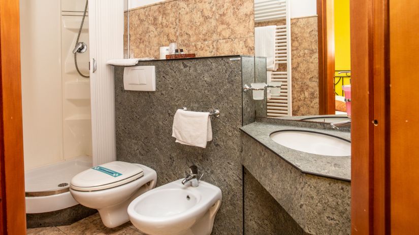 Douche, toilette et bidet